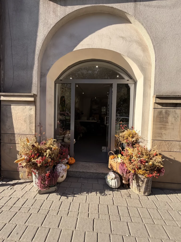 Łukowe wejście do atelier Forma Botanica przy ul. Słowiańskiej 4 w Krakowie z jesienną dekoracją