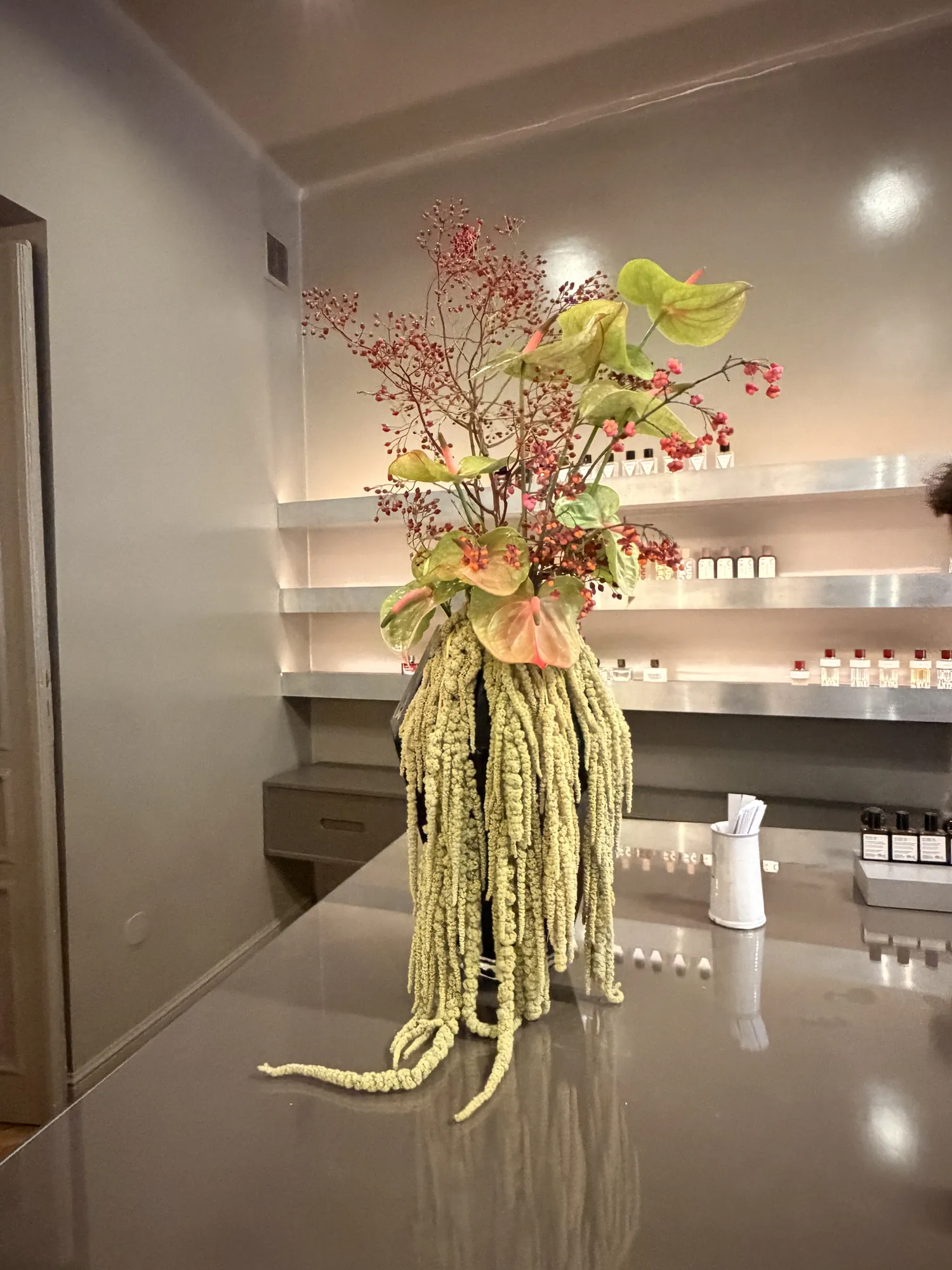 Kompozycja z anturium i amarantusa na ladzie perfumerii Mood Scent Bar w Krakowie