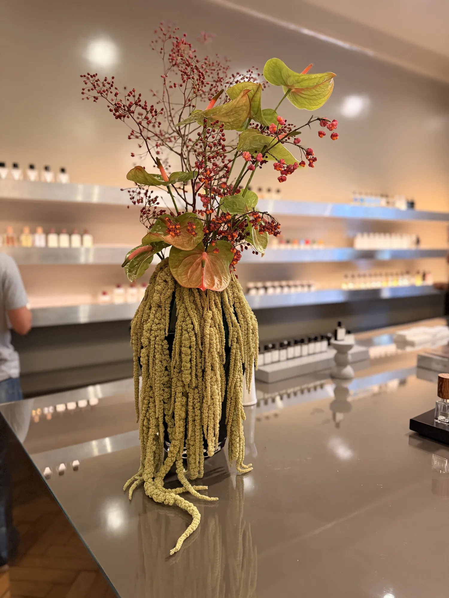 Kompozycja z amarantusem na ladzie perfumerii Mood Scent Bar, ujęcie z przodu
