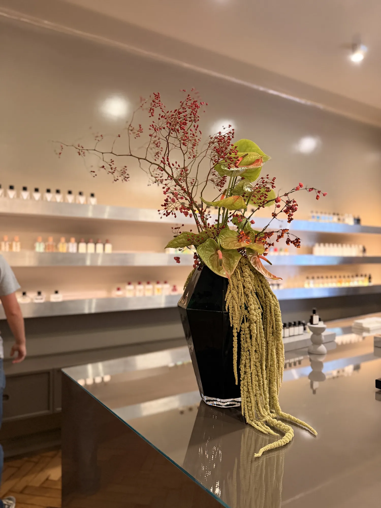 Wysoka kompozycja z anturium i trzmieliny na ladzie Mood Scent Bar